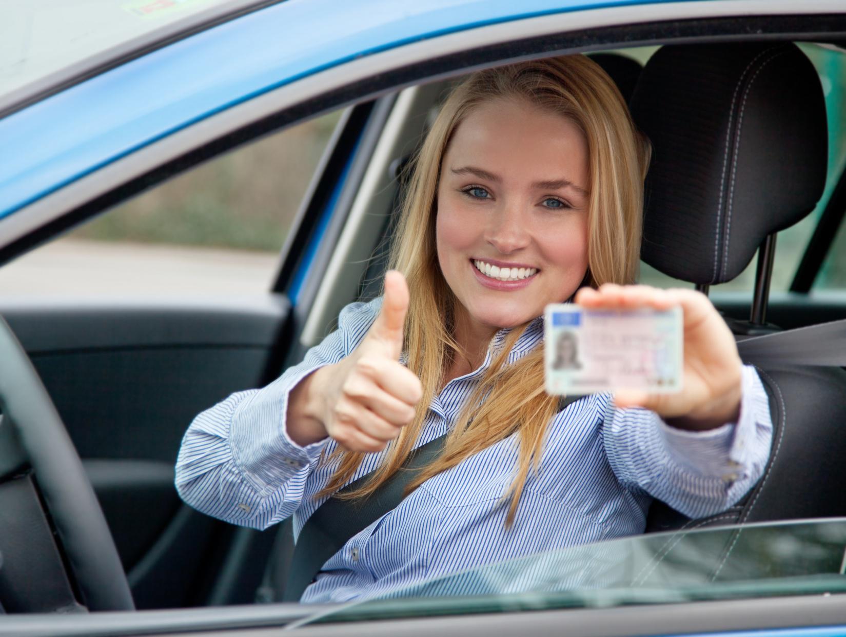une femme montre son permis de conduire